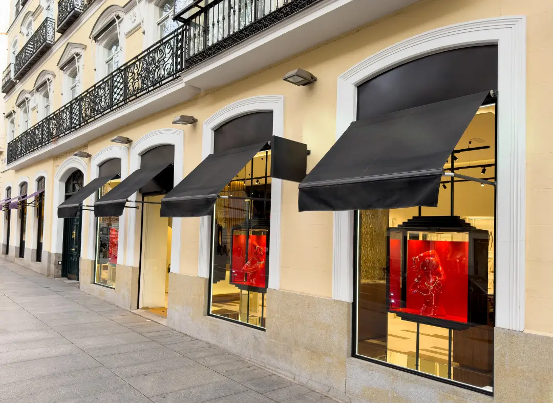 Façade vitrine de magasin en aluminium sur mesure à Orléans